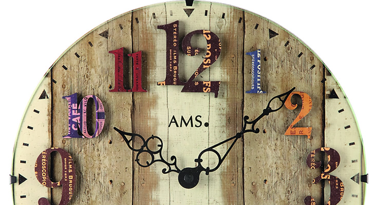 カントリーハウスのインテリア掛け時計。おしゃれなレトロデザイン 